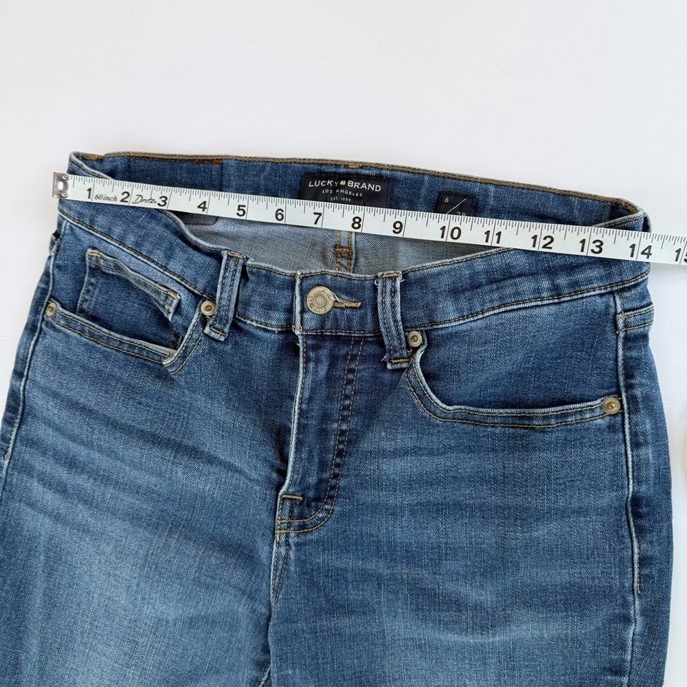 Woman’s Lucky Brand 🍀 Denim Jeans Mid Rise Crop Ava Size 6/28 - Picture 3 of 11